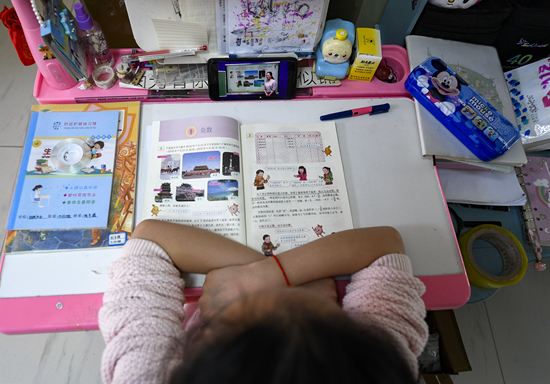 宁夏银川市兴庆区回民第三小学六年级的刘子琪在家中通过“学习强国”宁夏学习平台复习数学课程。新华社供图