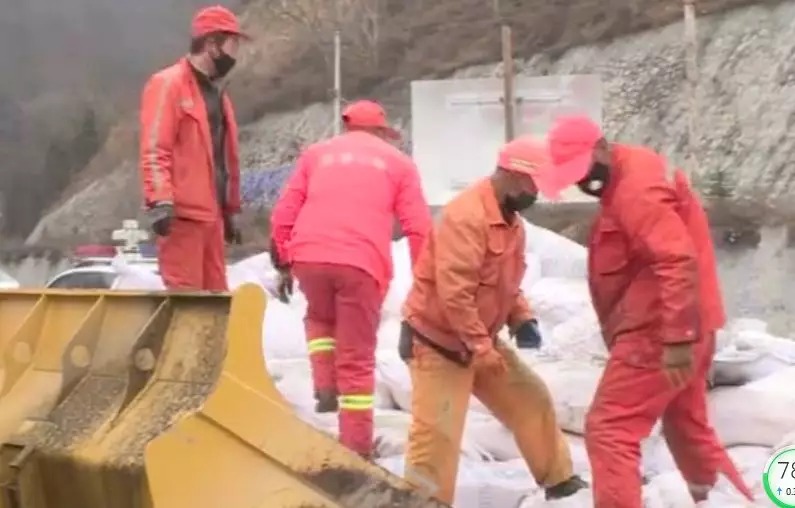 2月28日上午，国道247线景昭路甘肃天水段车流明显增加，在卦台山隧道口，养护人员正在回收防滑砂料。