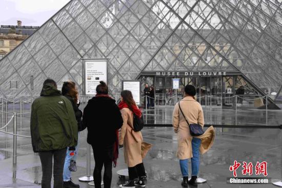 当地时间3月2日，位于法国巴黎的卢浮宫受新冠肺炎疫情影响持续闭馆，卢浮宫工作人员担心疫情继续拒绝上班。中新社记者 李洋 摄