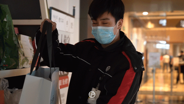 『上海』上海街头的这一幕太暖！