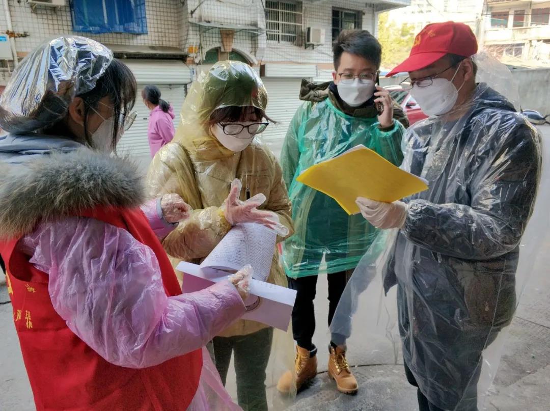 图为青田县税务局疫情防控党员志愿突击小分队与共建社区进行海外侨胞返青人员排查。