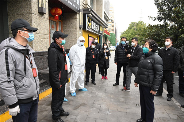 新华社国内部记者胡浩采访孙春兰同志在武汉视察疫情防控工作