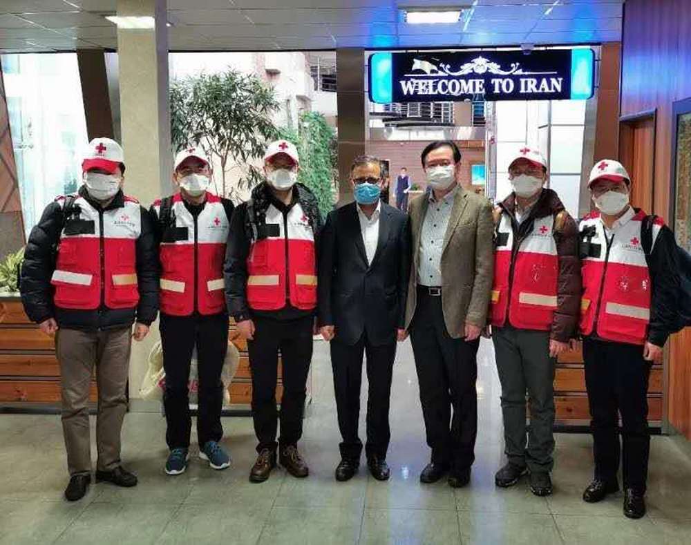 2月29日凌晨，中国红十字会志愿专家团队一行5人抵达伊朗首都德黑兰，并携带部分中方援助的医疗物资。中国驻伊朗大使常华和伊卫生部官员前往机场迎接。（图片来自中国驻伊朗大使馆官网）