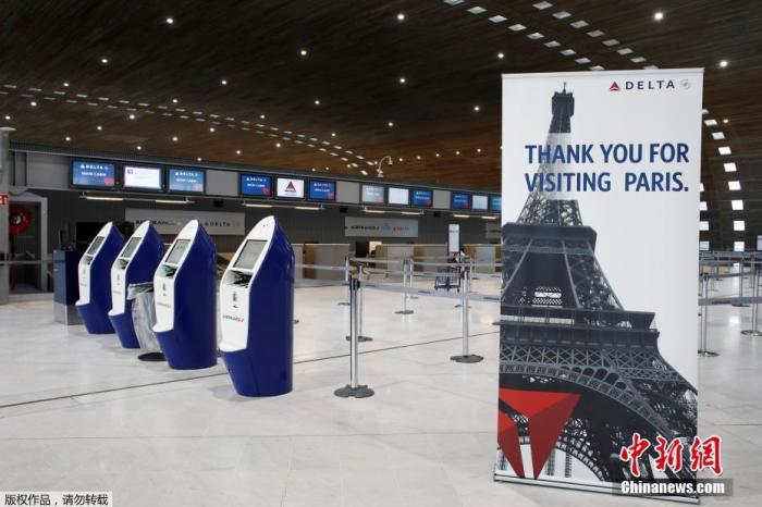 法国巴黎戴高乐机场，法航的登记柜台无人使用。