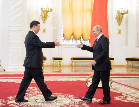 ▲2019年6月5日，国家主席习近平在莫斯科克里姆林宫同俄罗斯总统普京会谈。这是两国元首在会谈前握手。新华社记者李学仁摄