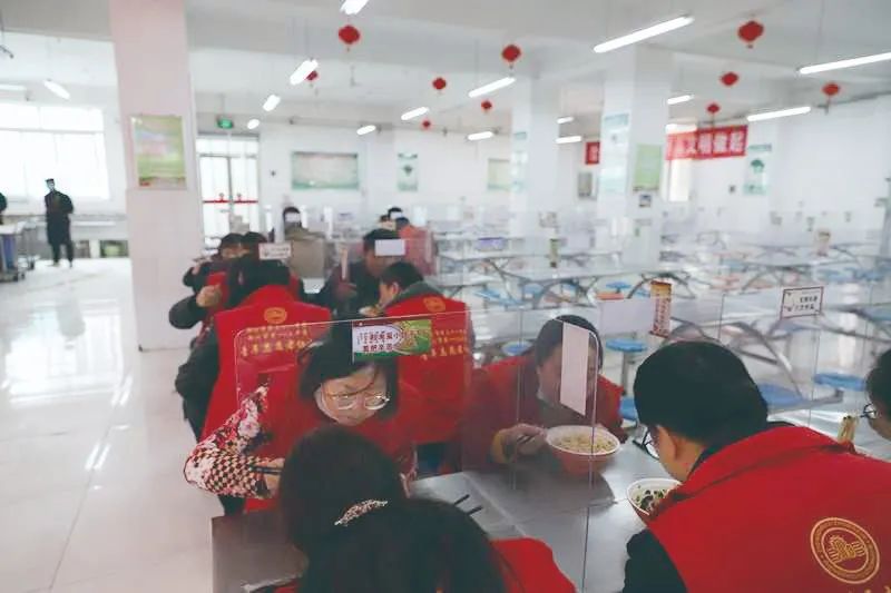 郑州市第三十一中学举行疫情防控演练，模拟食堂就餐