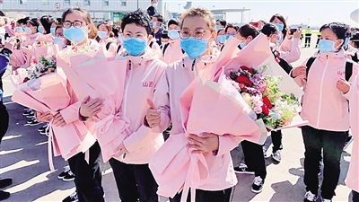 3月19日，山西支援湖北医疗队首批返回的医护人员抵达太原武宿国际机场。记者 李建斌摄/光明图片