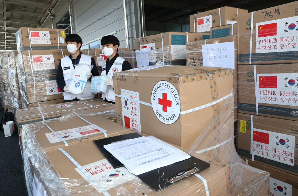 3月20日，在韩国仁川，大韩红十字社工作人员检查中方援助物资。新华社/纽西斯通讯社