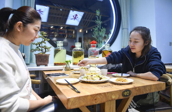 在长春市一家餐厅内，顾客就餐时使用公勺公筷分餐。新华社记者 许畅 摄