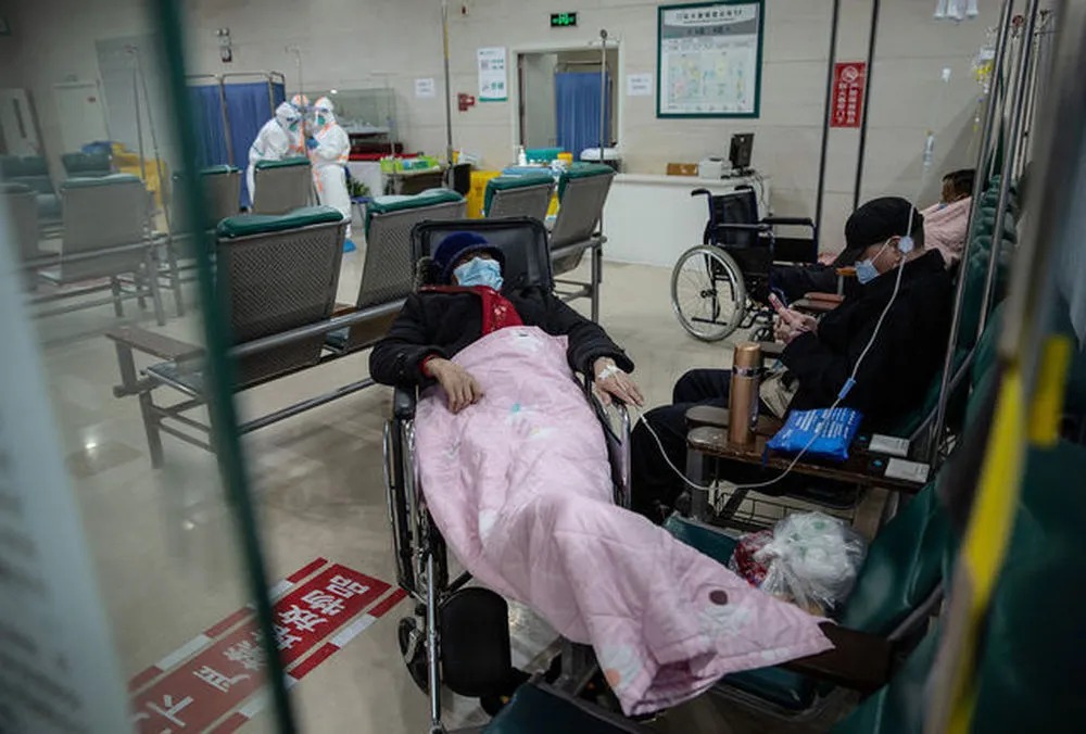3月19日，武汉协和医院输液室内，一位老年患者躺着输液。新华社记者 李峥苨 摄