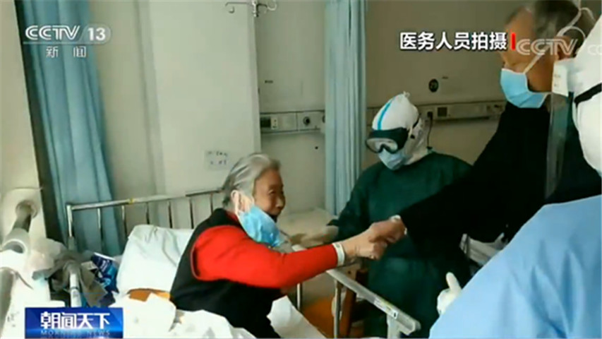 出院■感动你我他！结婚66年的老夫妻在医护人员的精心照料下治愈出院