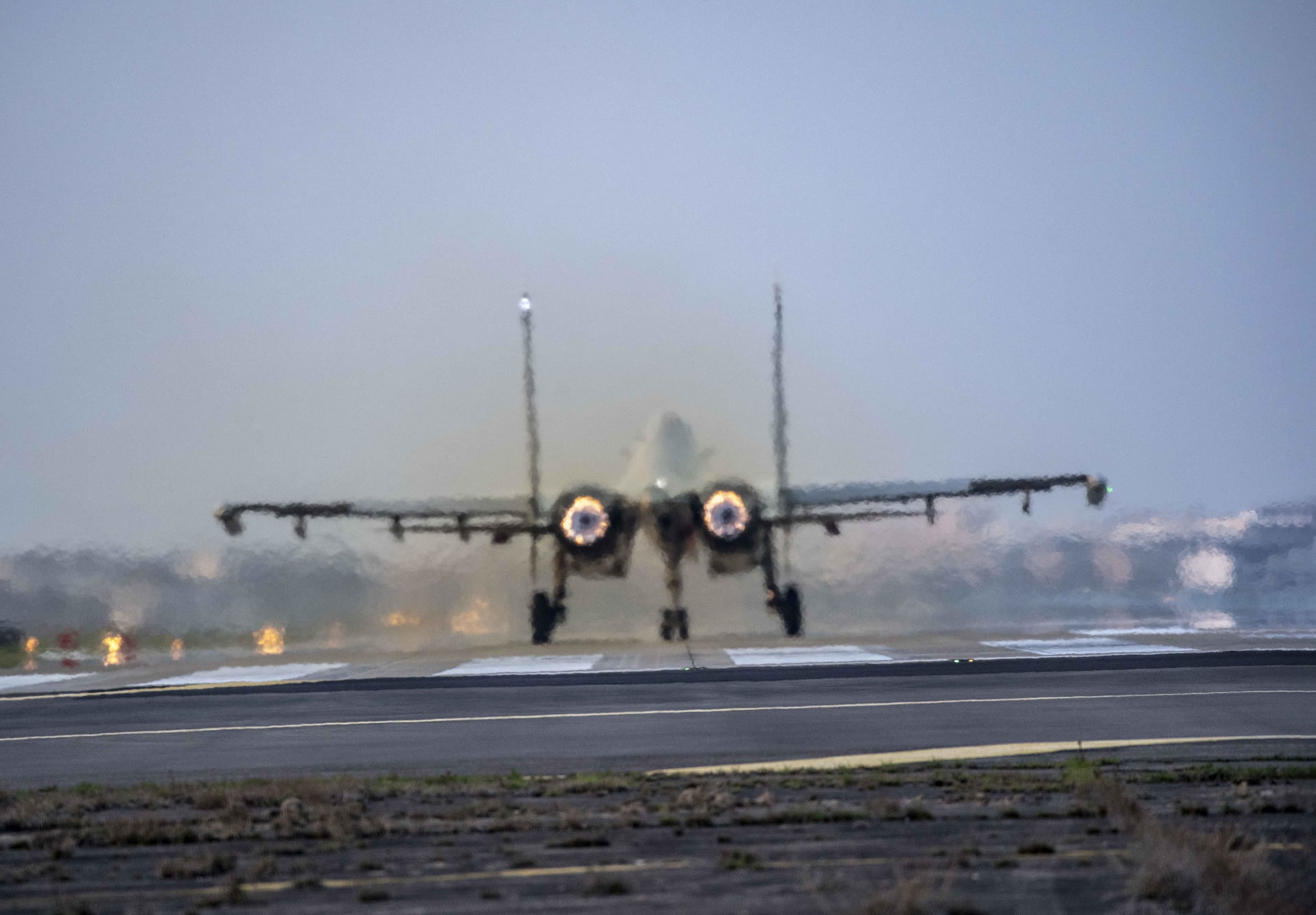 【东部战区】东部战区海军航空某旅连续开展多机型跨昼夜飞行训练