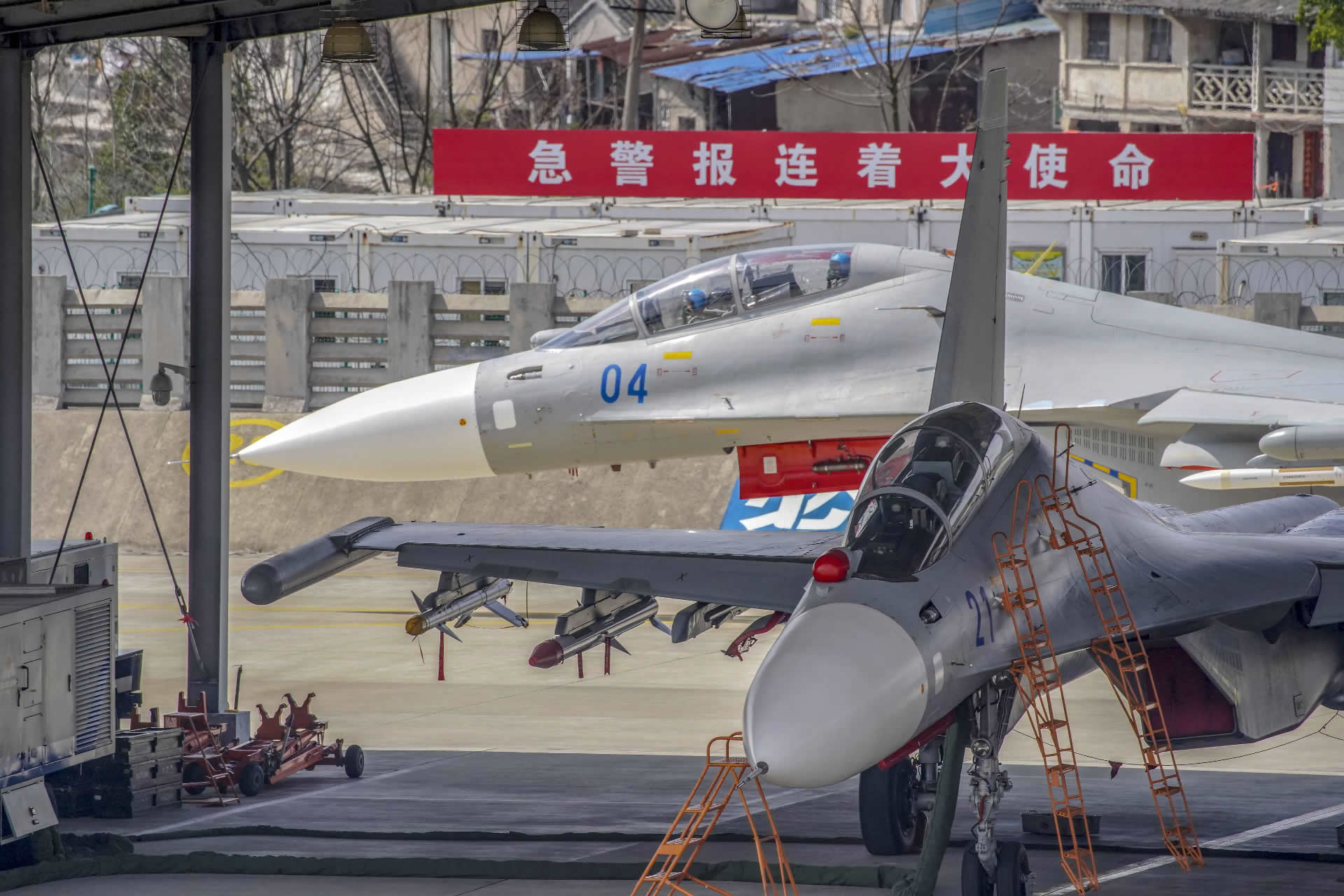 【东部战区】东部战区海军航空某旅连续开展多机型跨昼夜飞行训练