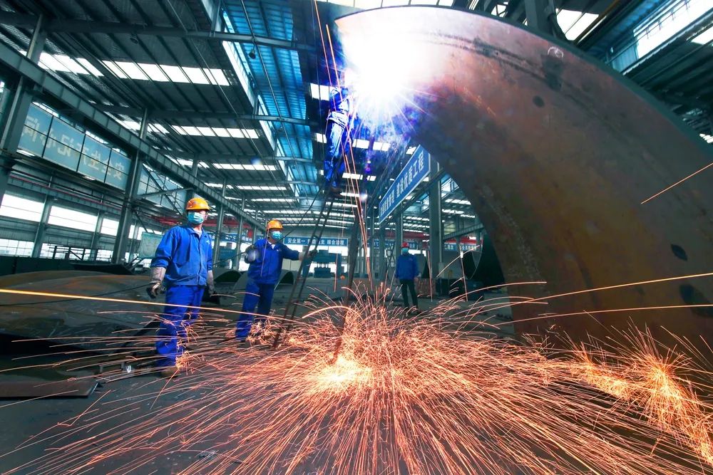 武汉一冶钢结构有限责任公司压力容器分公司正在有序复工生产。图为2020年3月21日，工人们进行加工作业。　　光明网记者　季春红／摄