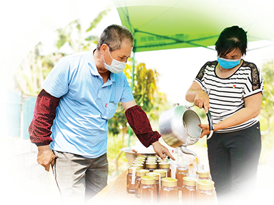 3月以来，广西田阳县头塘镇蜂蜜迎来开割季节，村“两委”干部正在帮助村民销售蜂蜜。