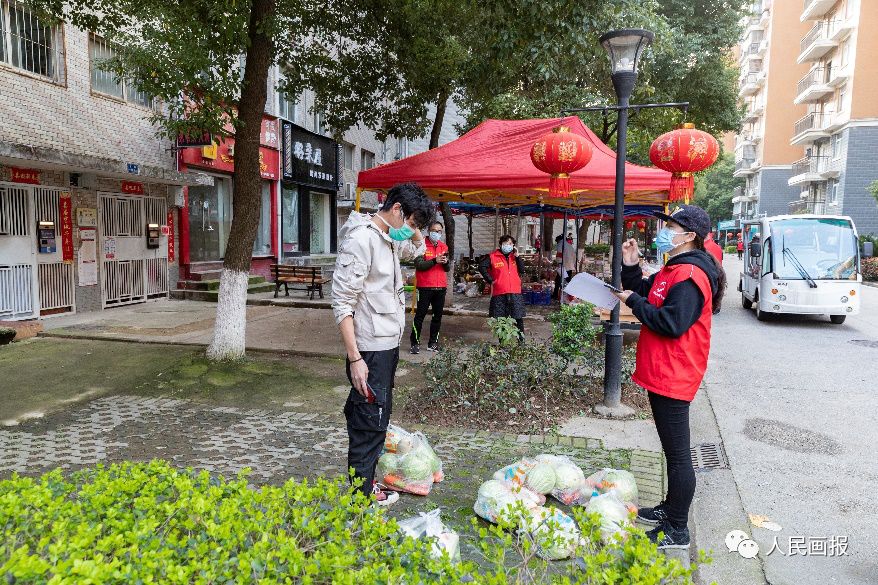 东湖新城社区居民、社区志愿者黄颖（右一）为小区居民登记分发爱心菜。她说，作为武汉人要有担当，想为武汉做些事情。