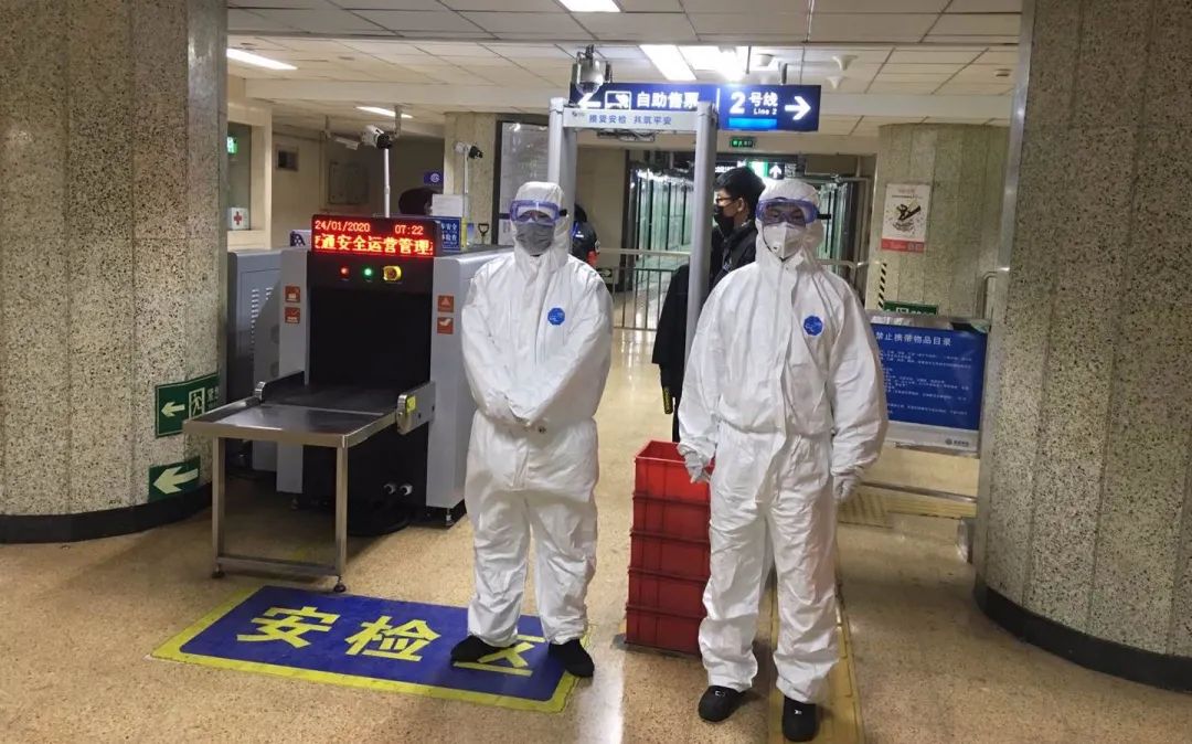 　　由专人穿戴防护服对进站乘客进行体温测试。（来源：北京地铁公司）