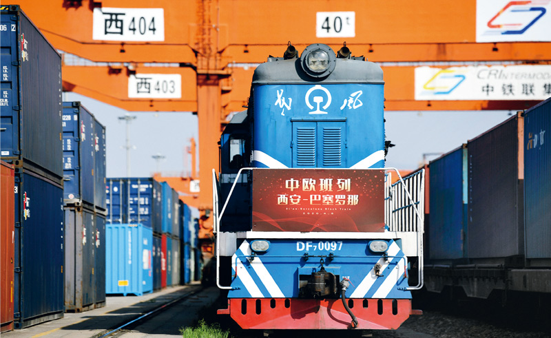 2020年4月8日，西安至巴塞罗那中欧班列在西安市新筑车站等待发车。 当日，满载50个集装箱太阳能板的75019次中欧班列从中国铁路西安局集团有限公司新筑车站驶出。这趟首开列车由陕西省西安市发往西班牙巴塞罗那，全程约12000公里。 新华社记者 李一博/摄