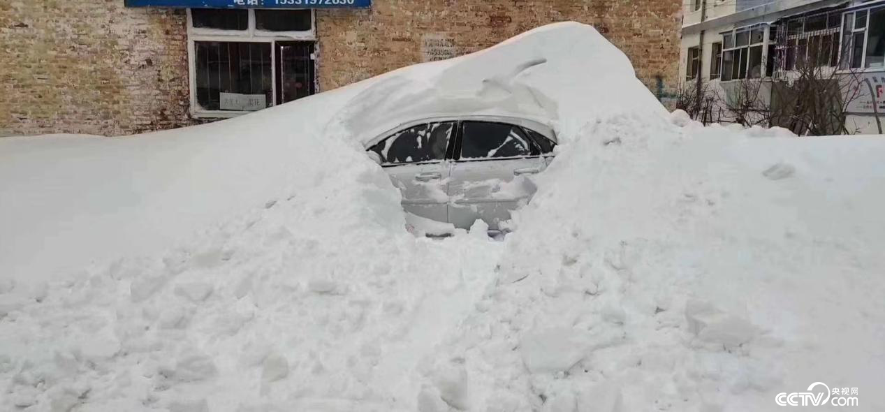 【齐齐哈尔】汽车被埋在了大雪下面。（网友拍摄）