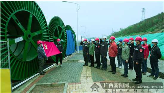 在广西南宁220千伏碧竹送变电工程现场，来自项目建设涉及6家单位的22名党员对着党旗庄严宣誓