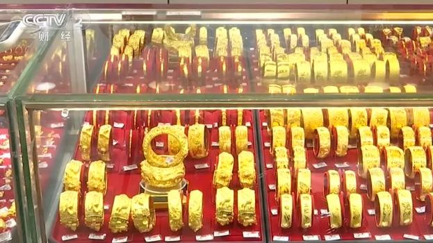 「金饰」金饰每克大涨100元，金条也大卖！“中国大妈”纷纷出手！下半年，金价怎么走？