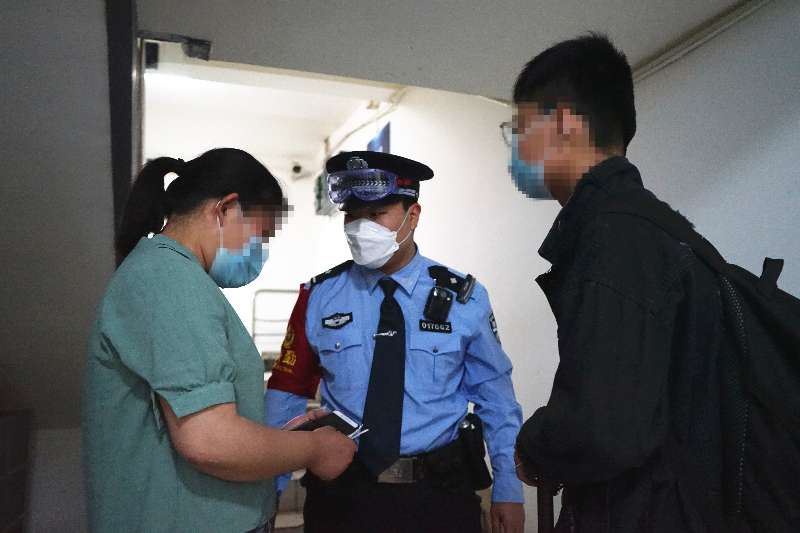 车站走失男孩车站走失 天津站民警助母子团聚