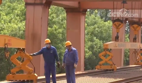 京雄城际铁路北京大兴机场站至雄安站钢轨开始焊接 京雄城际铁路年底前将具备开通条件