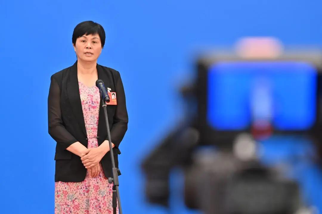全国政协委员甘霖通过网络视频方式接受媒体采访。（新华社记者李鑫 摄）
