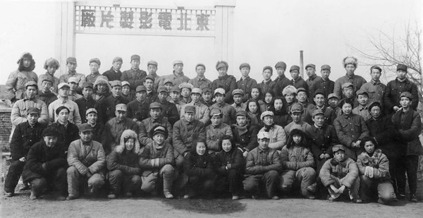 1949年4月初，张建珍（三排居中）随东北电影制片厂新闻片组离兴山开进北平（北京），图为离开兴山前合影留念。