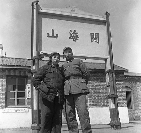 “我们进关啦！“——张建珍和钱筱璋经过山海关时在火车站留影。