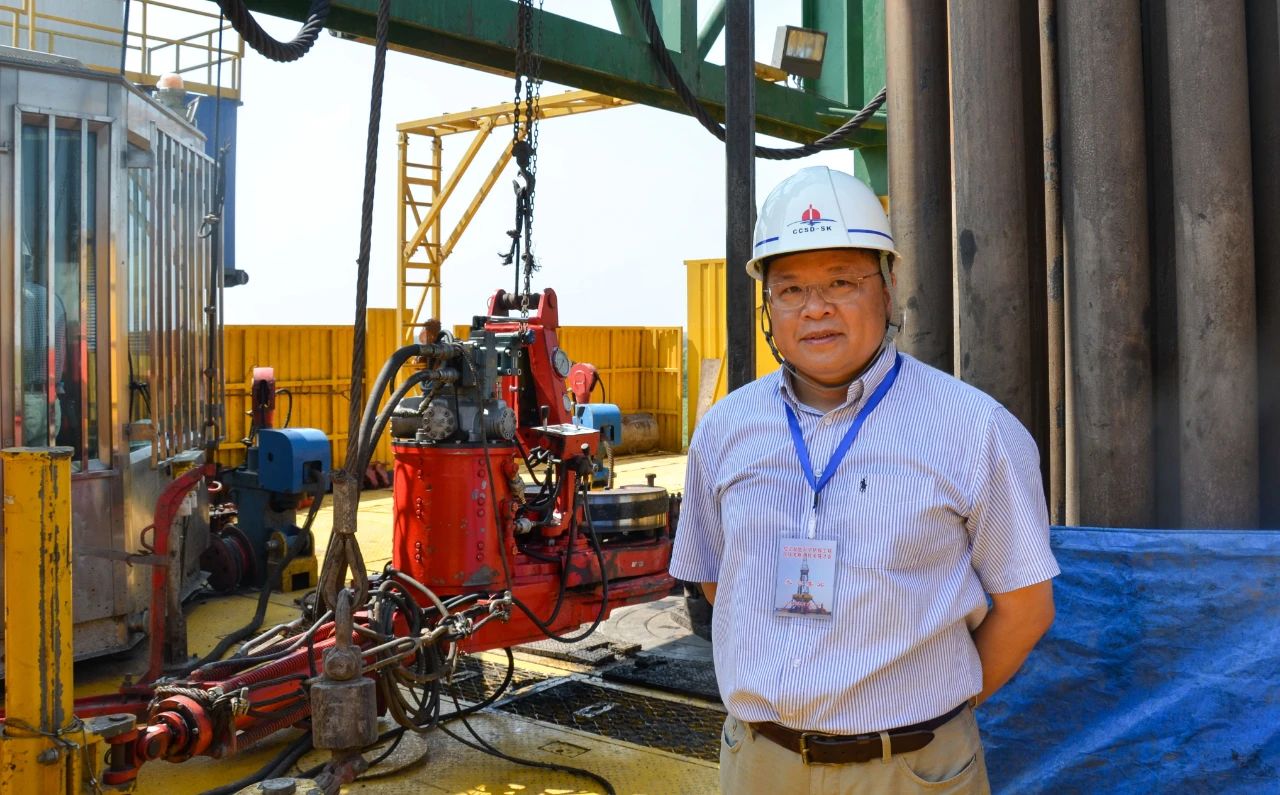 地球物理学家，吉林大学教授黄大年在松辽盆地大陆科学钻探2号井现场（2014年8月8日摄）。