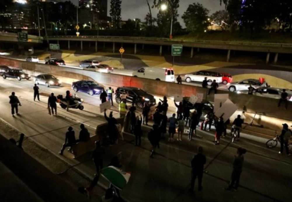 5月29日晚，抗议者在美国洛杉矶市中心阻断公路交通。新华社发