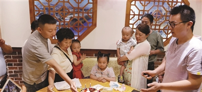 错换人生错换人生28年 两家相聚上海庆生