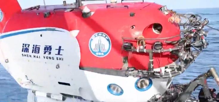 “探索二号”母船搭载万米载人潜水器抵达三亚“探索二号”母船搭载万米载人潜水器抵达三亚