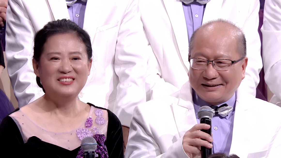 方奇（左）、孙敏（右）夫妇在《乐龄唱响》舞台