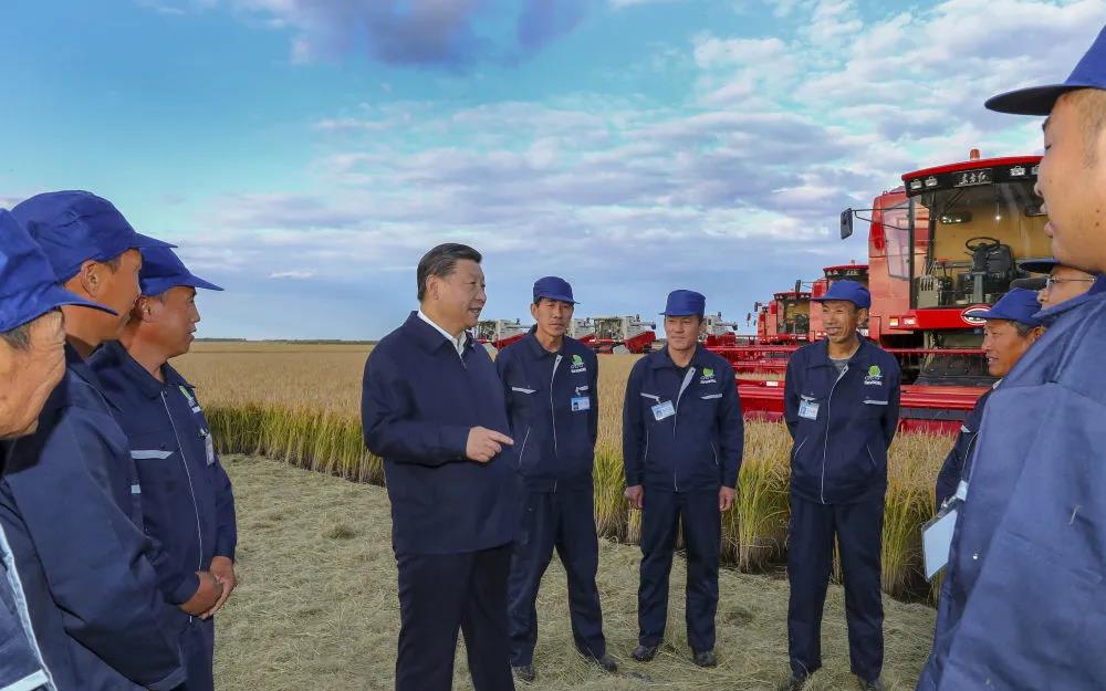 2018年9月25日，习近平在黑龙江七星农场万亩大地号与农场工人们亲切交谈。新华社记者　谢环驰　摄