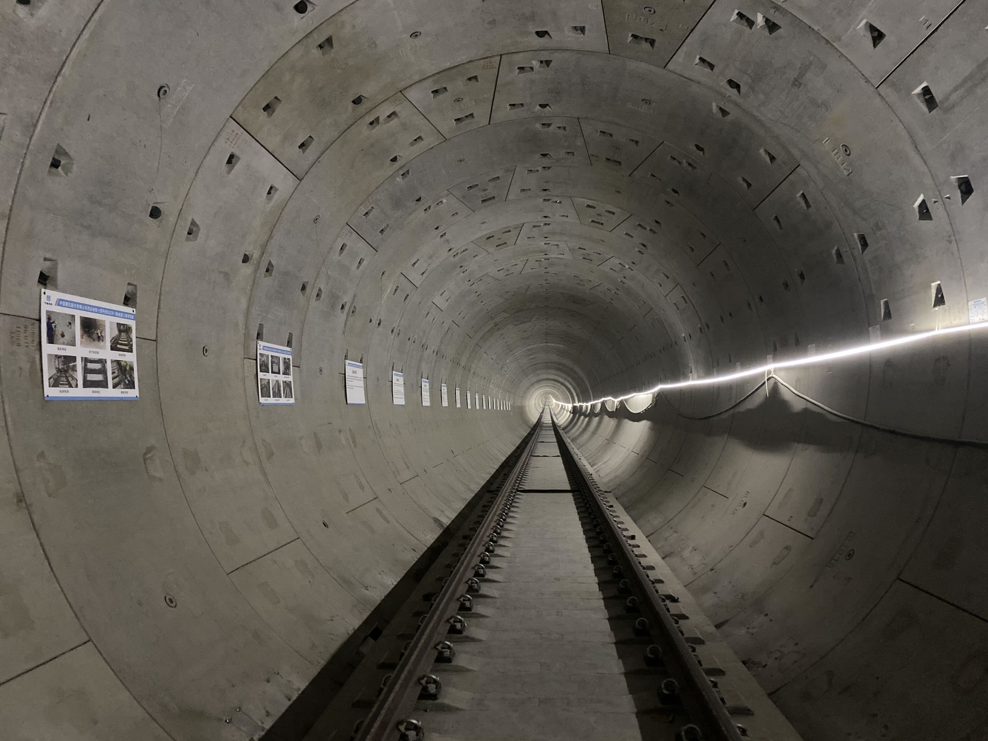 十四运|服务十四运 攻克难关：西安地铁14号线实现全线轨通