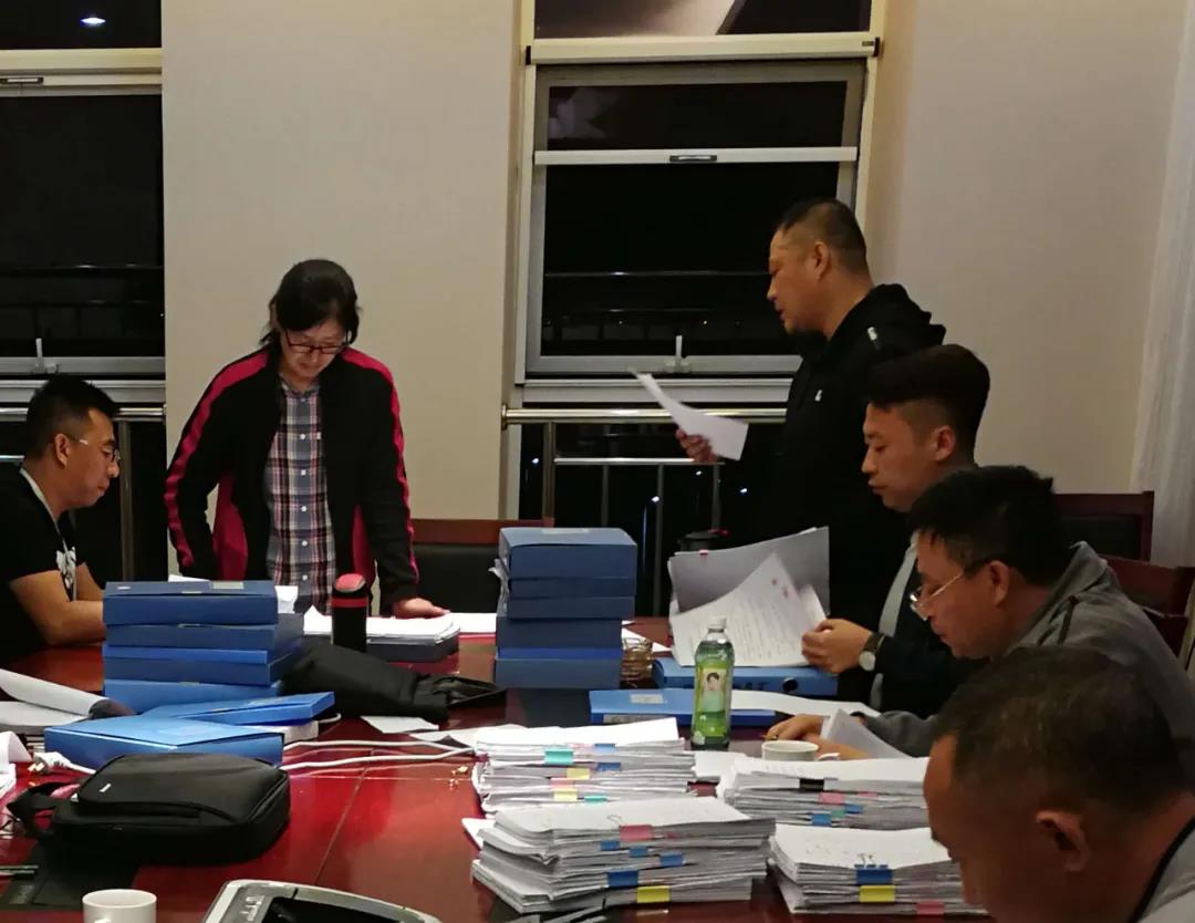 内蒙古自治区纪委监委专案组工作人员在研判文民案情。石继芳　摄