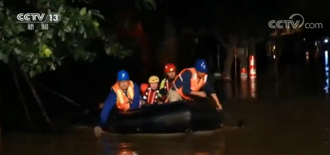 “谢谢你们！”四川内江洪水泛滥 消防救援 热心群众送水致谢