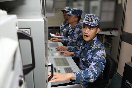 北部战区海军某潜艇部队声纳兵蒋金良（右一）进行专业训练（2019年6月28日摄）。 