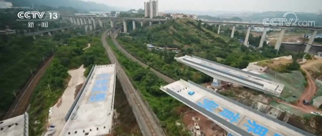 重庆：跨三线五桥同转 大跨度集群式转体助力桥梁建设