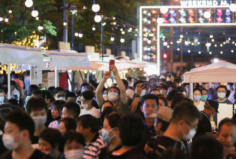 2020年6月6日，市民在上海市黄浦区的一处夜市消费休闲。新华社记者 丁汀 摄