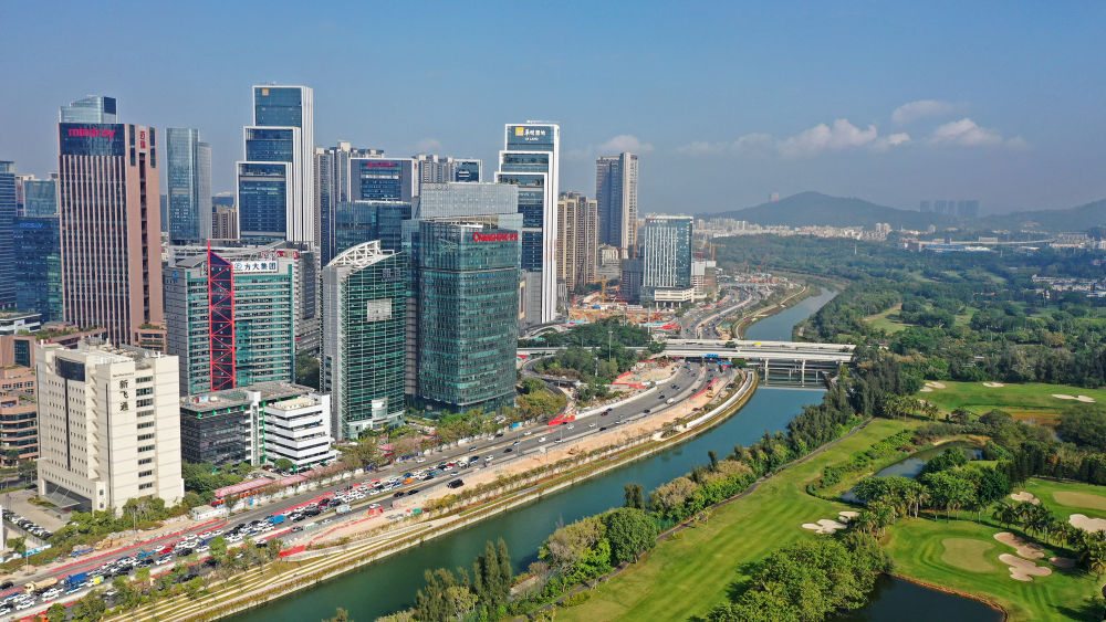 深圳大沙河两岸，高科技企业云集，生态环境优美（无人机照片，2020年1月7日摄）。