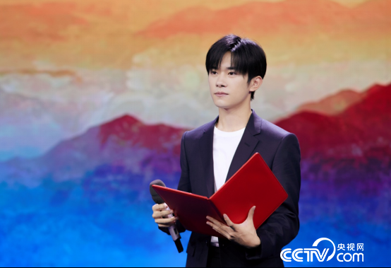学生易烊千玺讲述思政课教师代表最美教师王易的故事