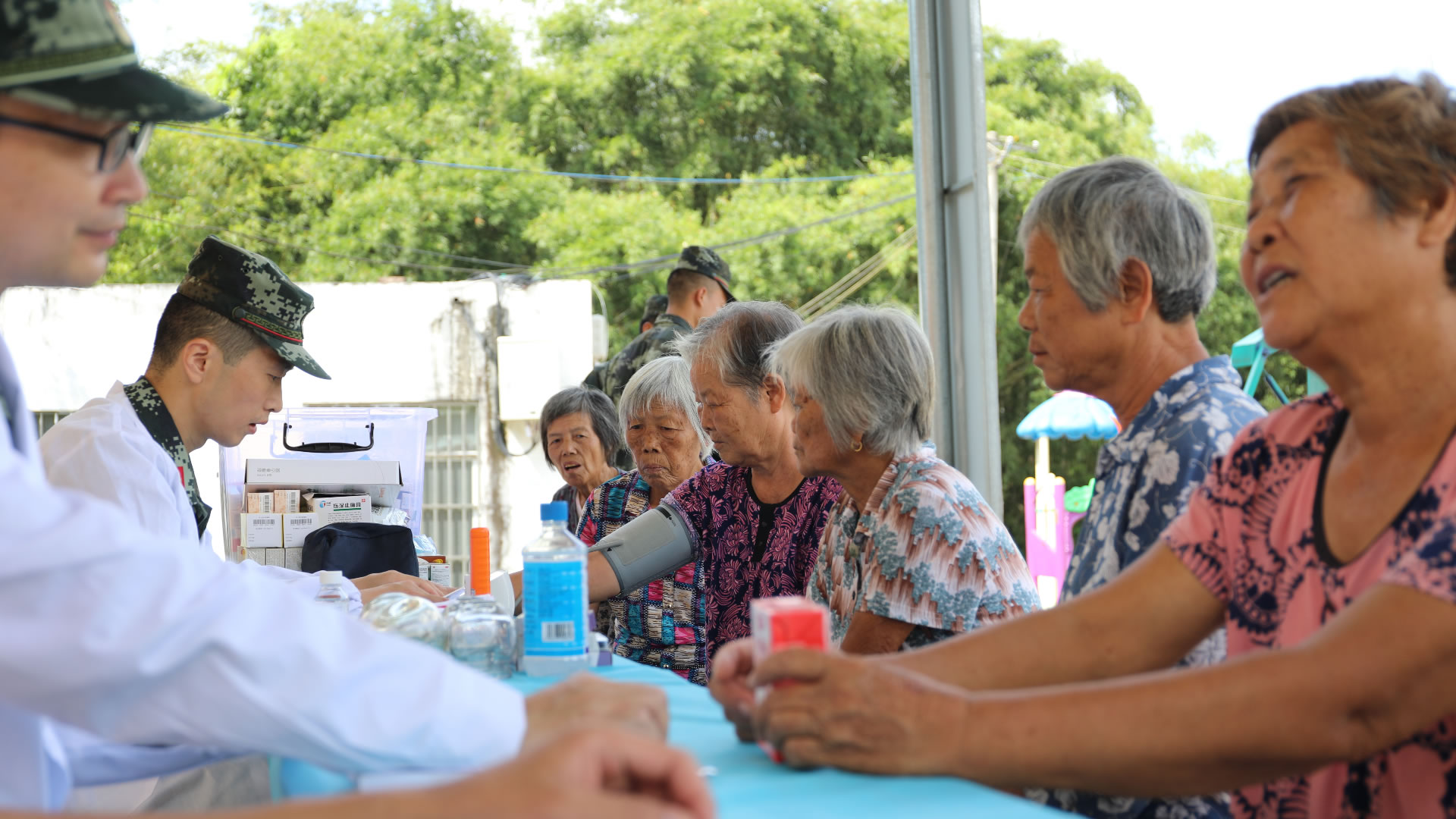 情系|情系驻地 武警官兵扶贫回头看