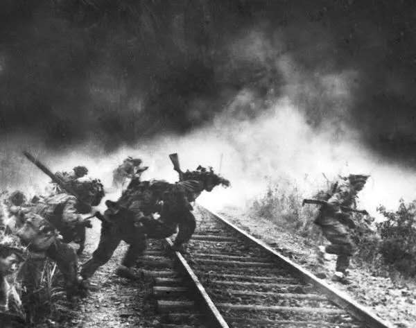 1953年7月13日，志愿军越过铁路，突破敌人长期固守的金城川防线，发起金城战役。（黎枫 摄） 