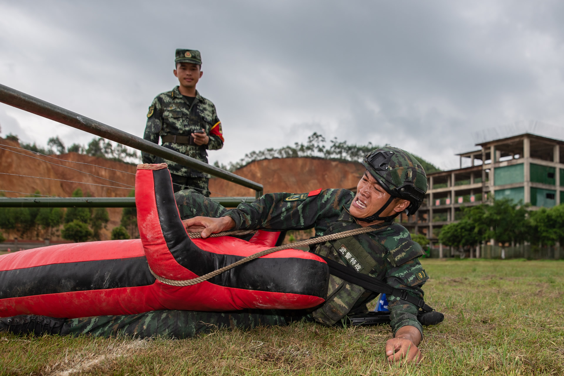 广西武警|广西武警：“巅峰”比武进入白热化 全能竞赛激战正酣