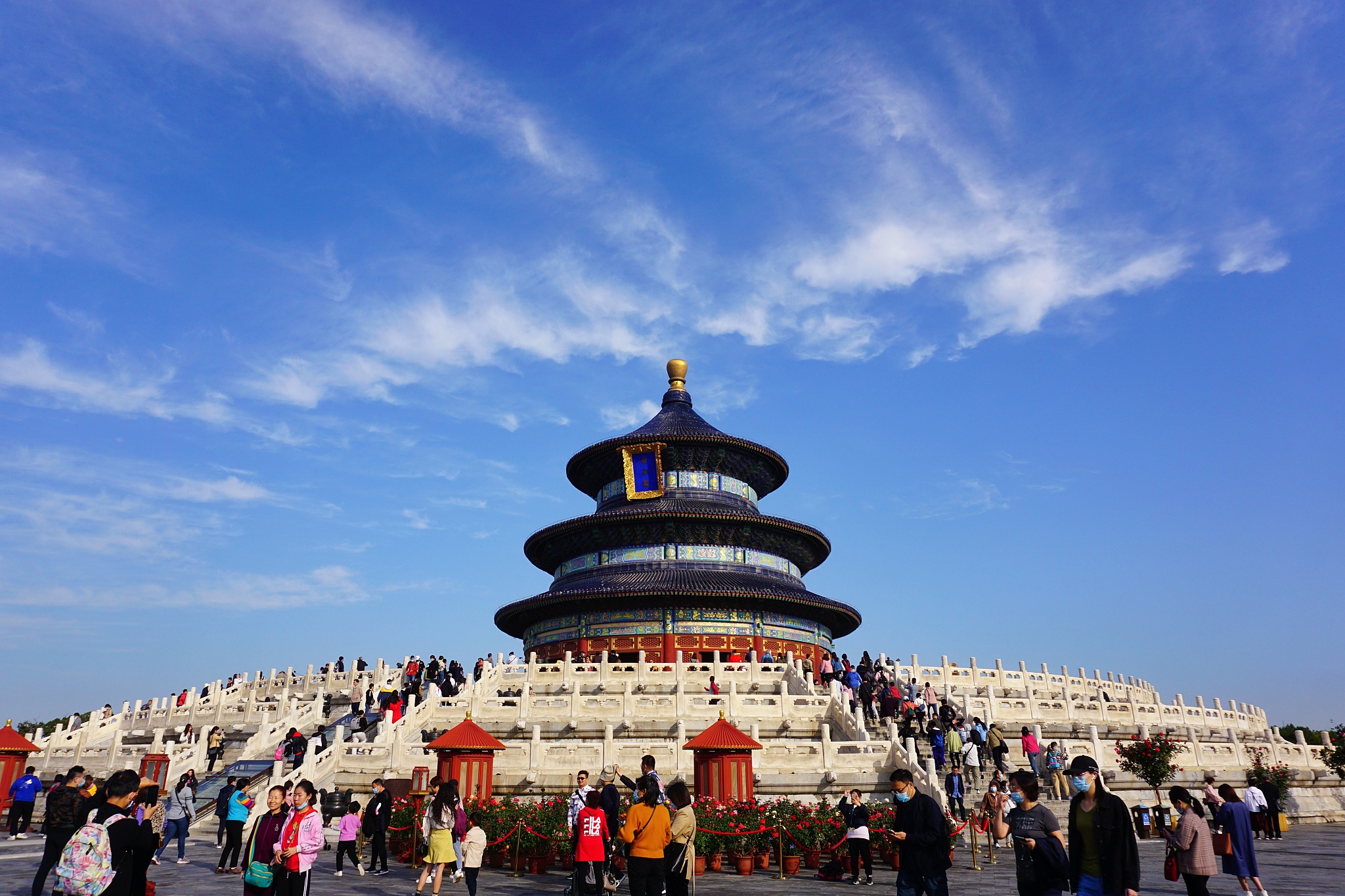 2020年10月3日，北京秋高气爽，天坛公园祈年殿在蓝天白云映衬下更显壮观。