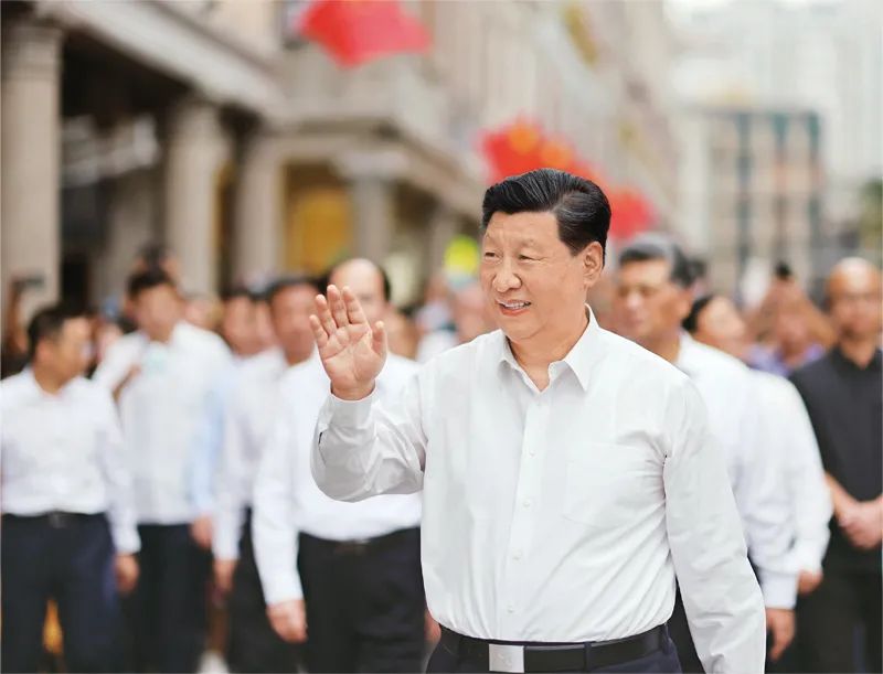 　　2020年10月13日下午，习近平在广东省汕头市小公园开埠区步行察看街区风貌时，向当地群众和游客挥手致意。