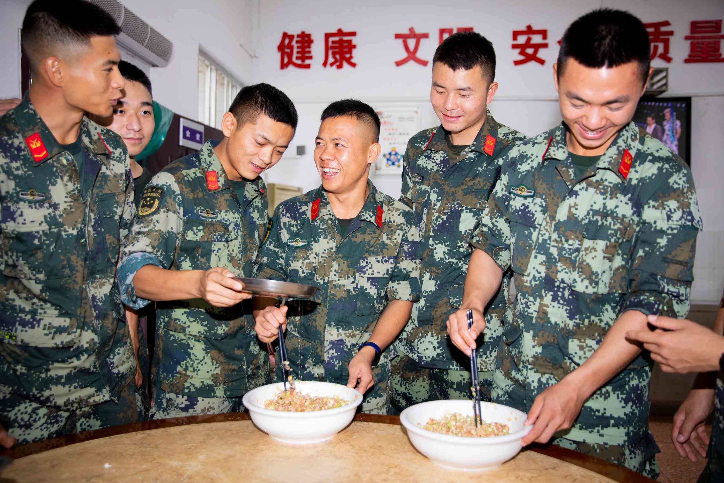 武警|武警百色支队：立冬寒风至 水饺暖兵心